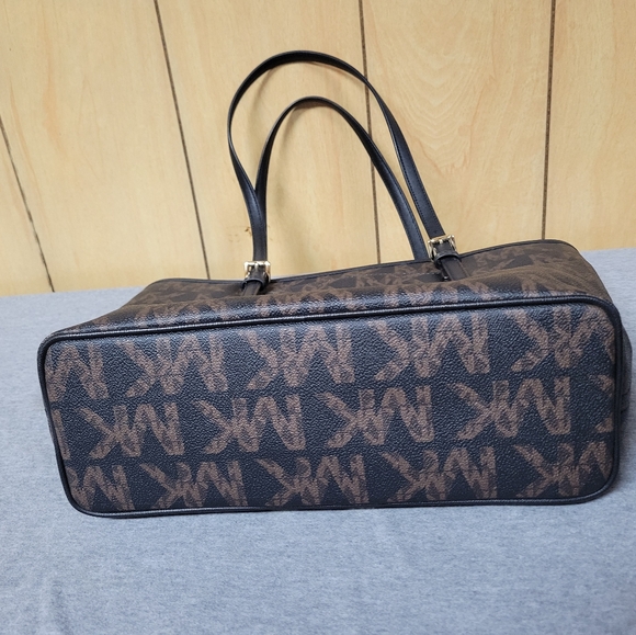 Michael Kors Jet Set Travel Medium Carryall Tote - Picture 5 of 11